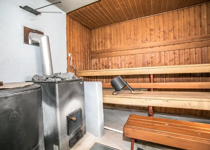 科利欢乐时光小屋酒店 *