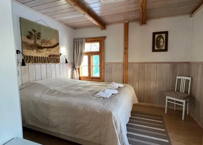 科利欢乐时光小屋酒店 *