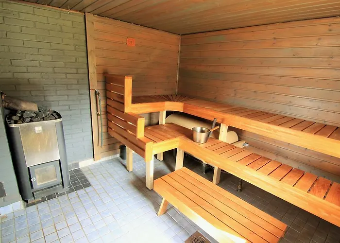 科利欢乐时光小屋酒店 *